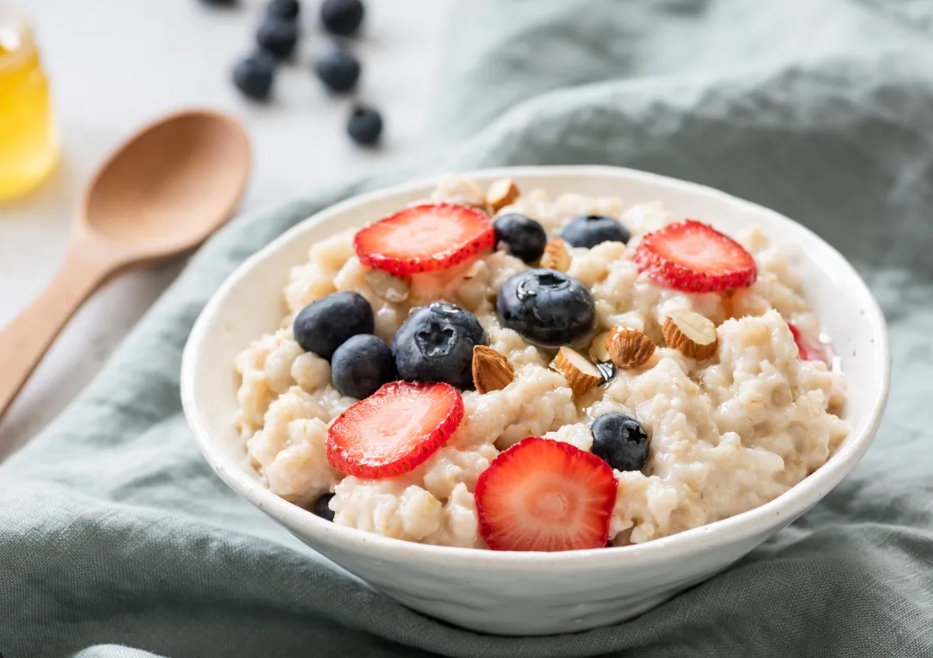 How To Adapt Your Morning Oatmeal To Avoid Blood Glucose Spikes, According To A Nutritionist